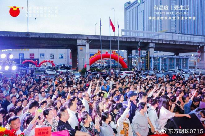 适哲学：客厅里的惬意时光凯发一触即发左右家居的舒(图3)